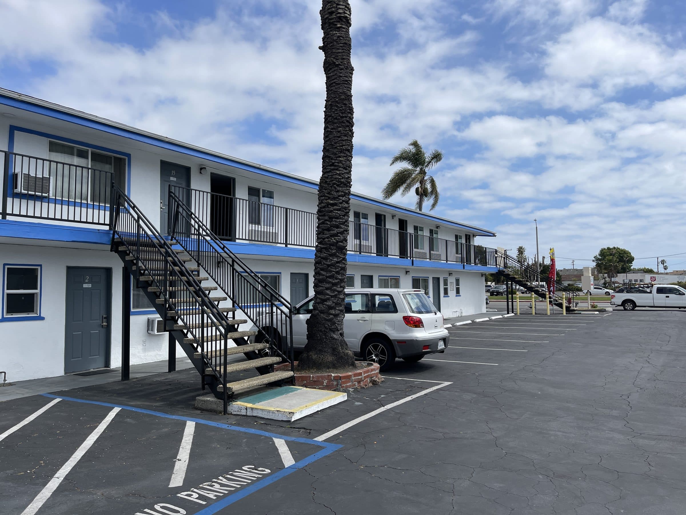 Sunny Sands Inn — Costa Mesa exterior